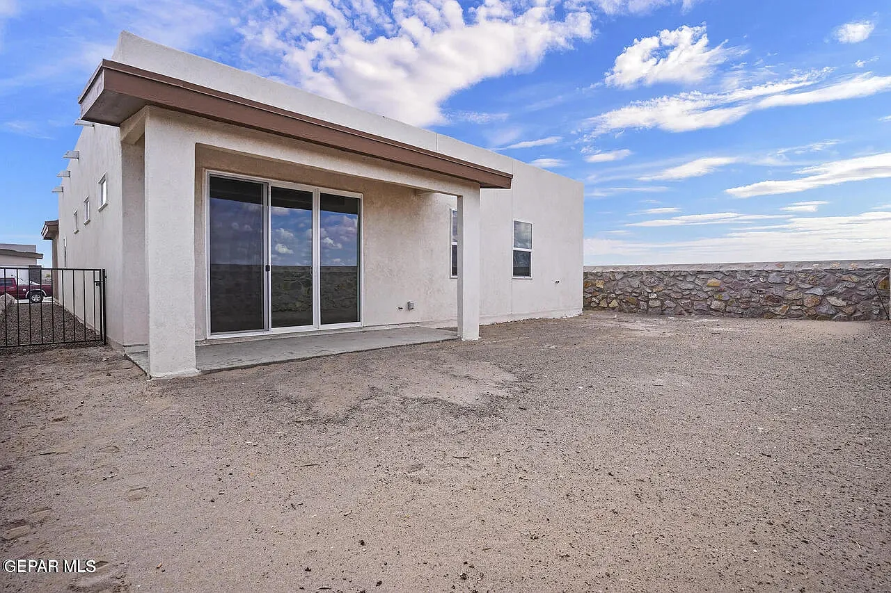 4 bed, 2.0 bath, 1919 sqft, $2,500 — Photo 4