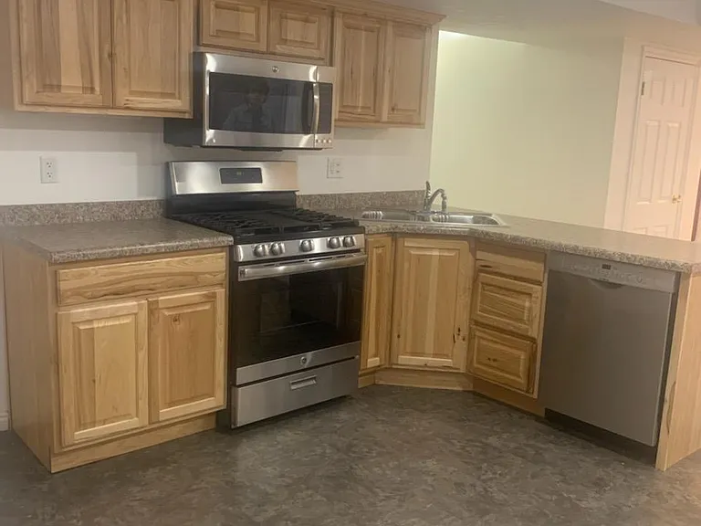 Kitchen, nearly new.