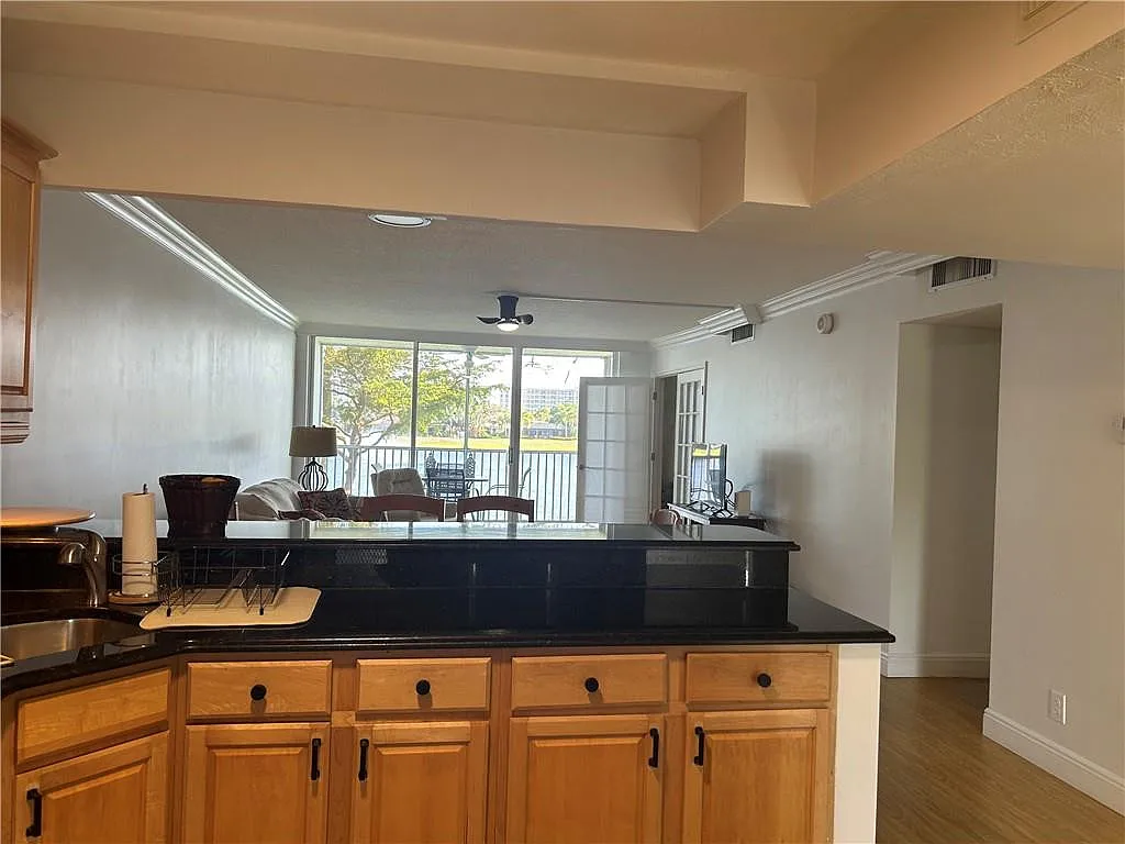 2 bed, 2.0 bath, 1100 sqft, $2,200 — Photo 3