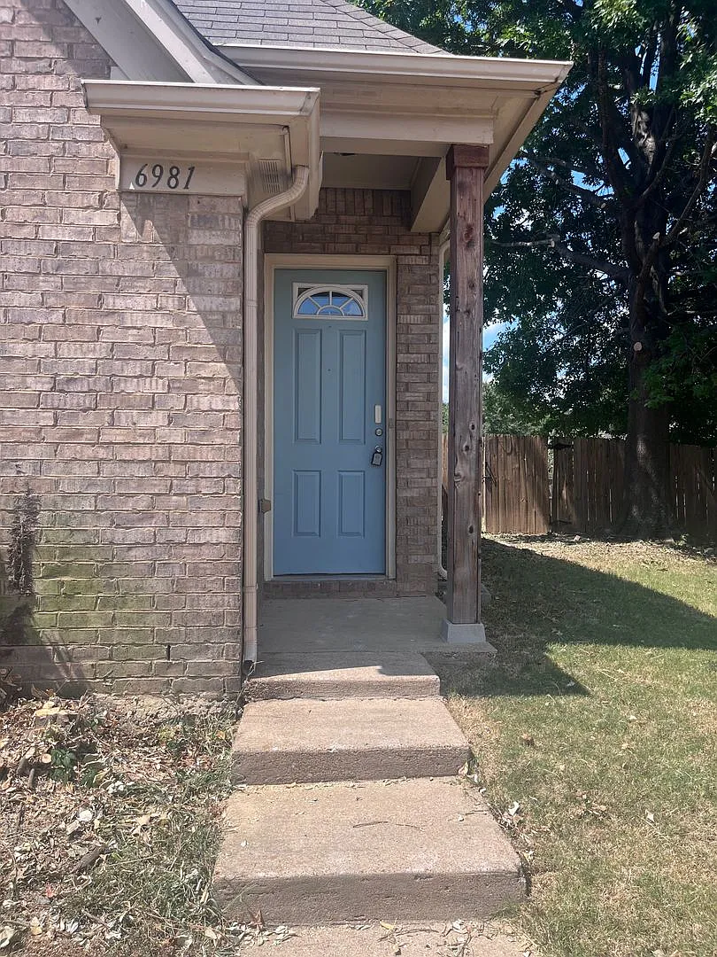 House in desirable neighborhood — Photo 2