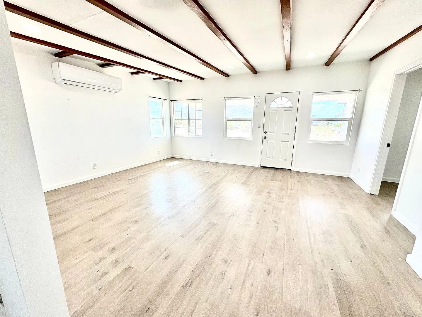 Charming 1 Bedroom 1 Bathroom Home — Photo 4