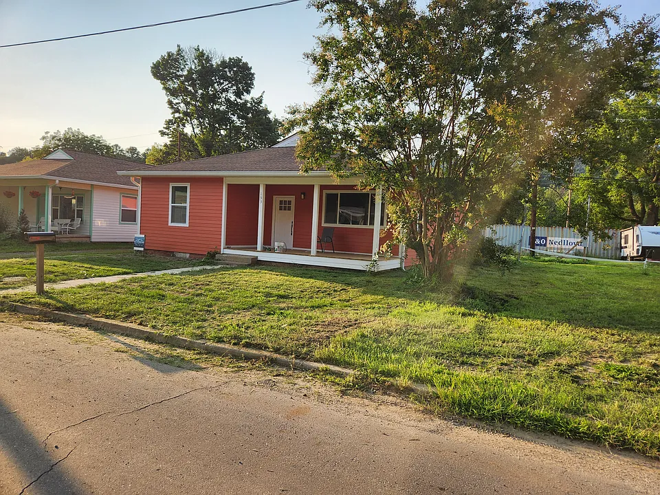 153 Edwards Ave