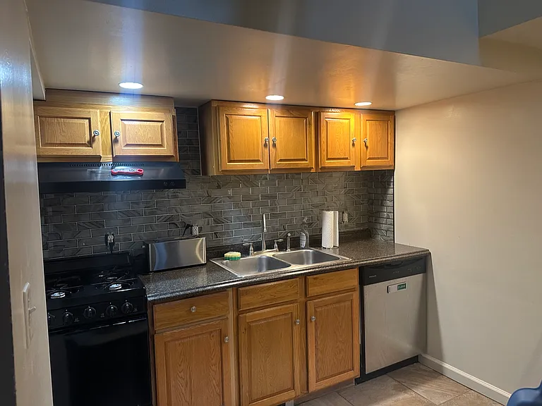 318 Pleasant St — Photo 19