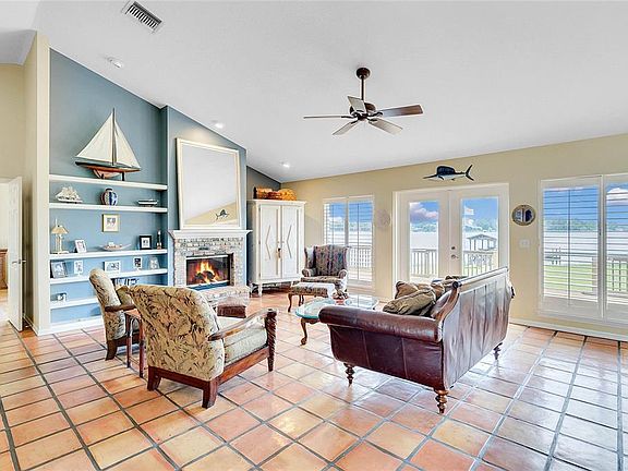 4th image of 975 Lake Front Ln