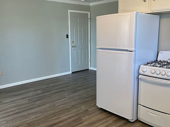 2nd image of 2084 W 4th St #10