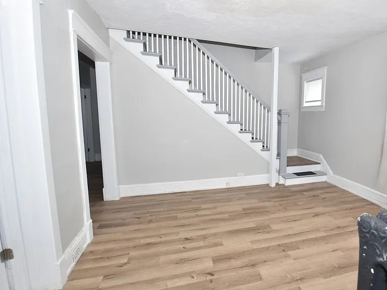 913 E Washington St — Photo 3