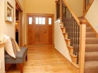 8757 Stonefield Ln, Chanhassen, MN 55317