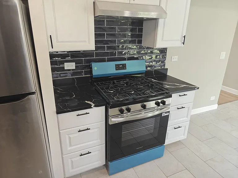 2208 Kensington Dr — Photo 3