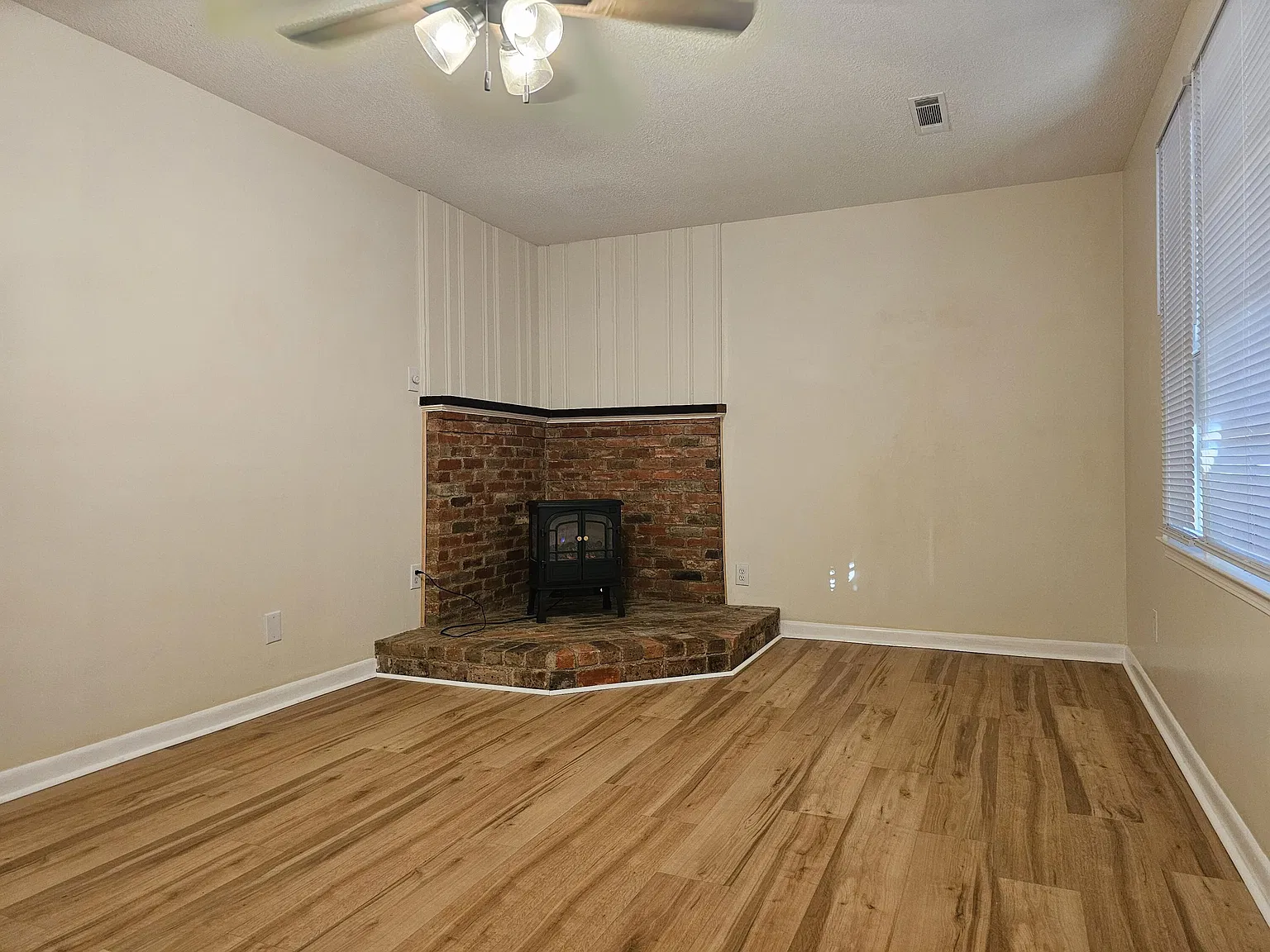 3 bed, 2.0 bath, 1229 sqft, $1,600 — Photo 3