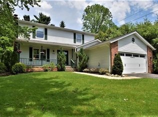 8490 Rockspring Dr, Chagrin Falls, OH 44023