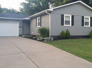 209 27th Avenue Ct, Moline, IL 61265