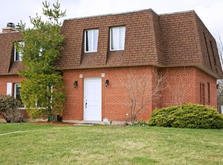 8428 Creekside Ln, Darien, IL 60561