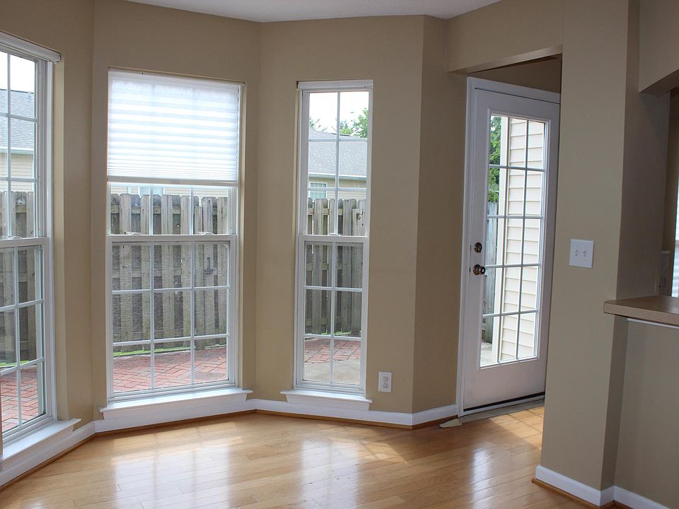 LOTS OF NATURAL LIGHT AND BREAKFAST NOOK