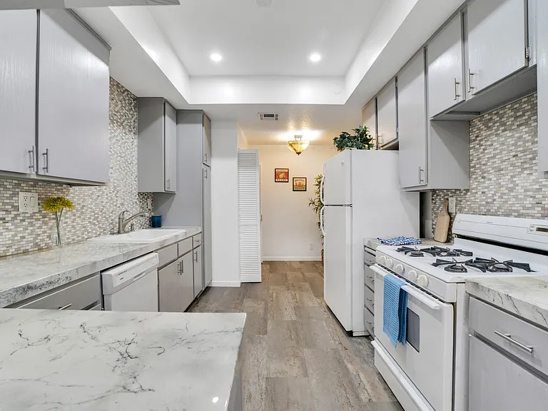13331 Moorpark St #206 — Photo 8