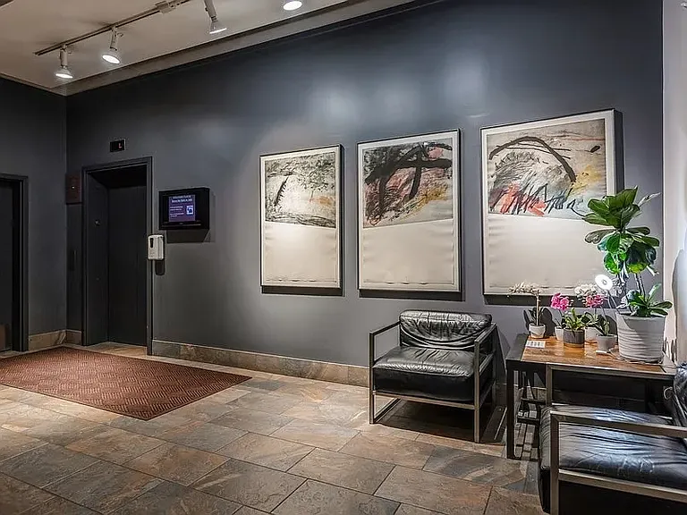 Shared element: boutique elevator and entrance hall