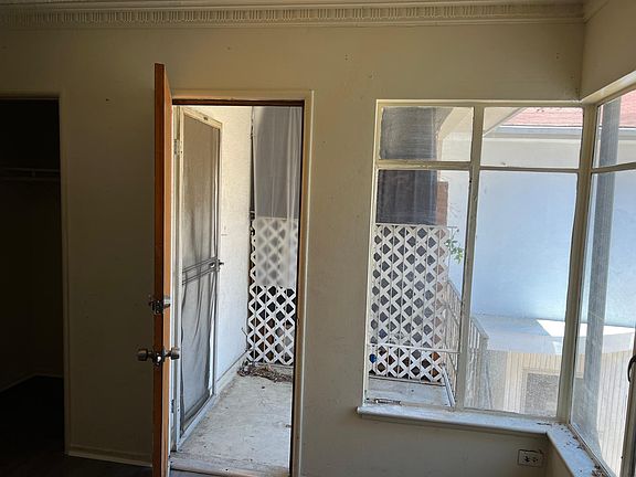 3rd image of 628 S Ardmore Ave #X2