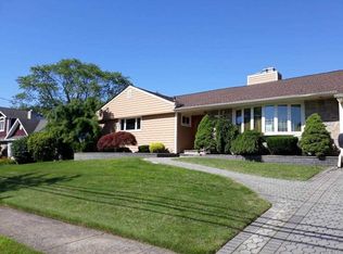 116 Harbor Ln, Massapequa Park, NY 11762
