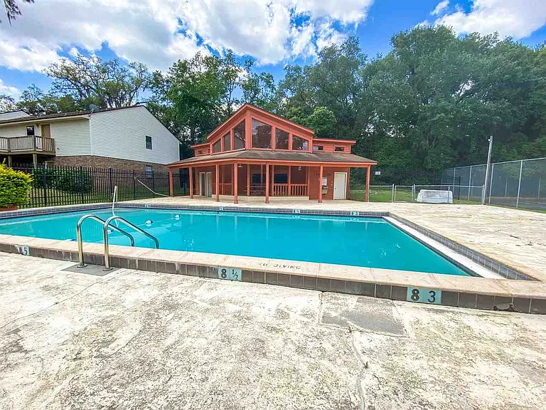 1104 Green Tree Ct #E — Photo 29