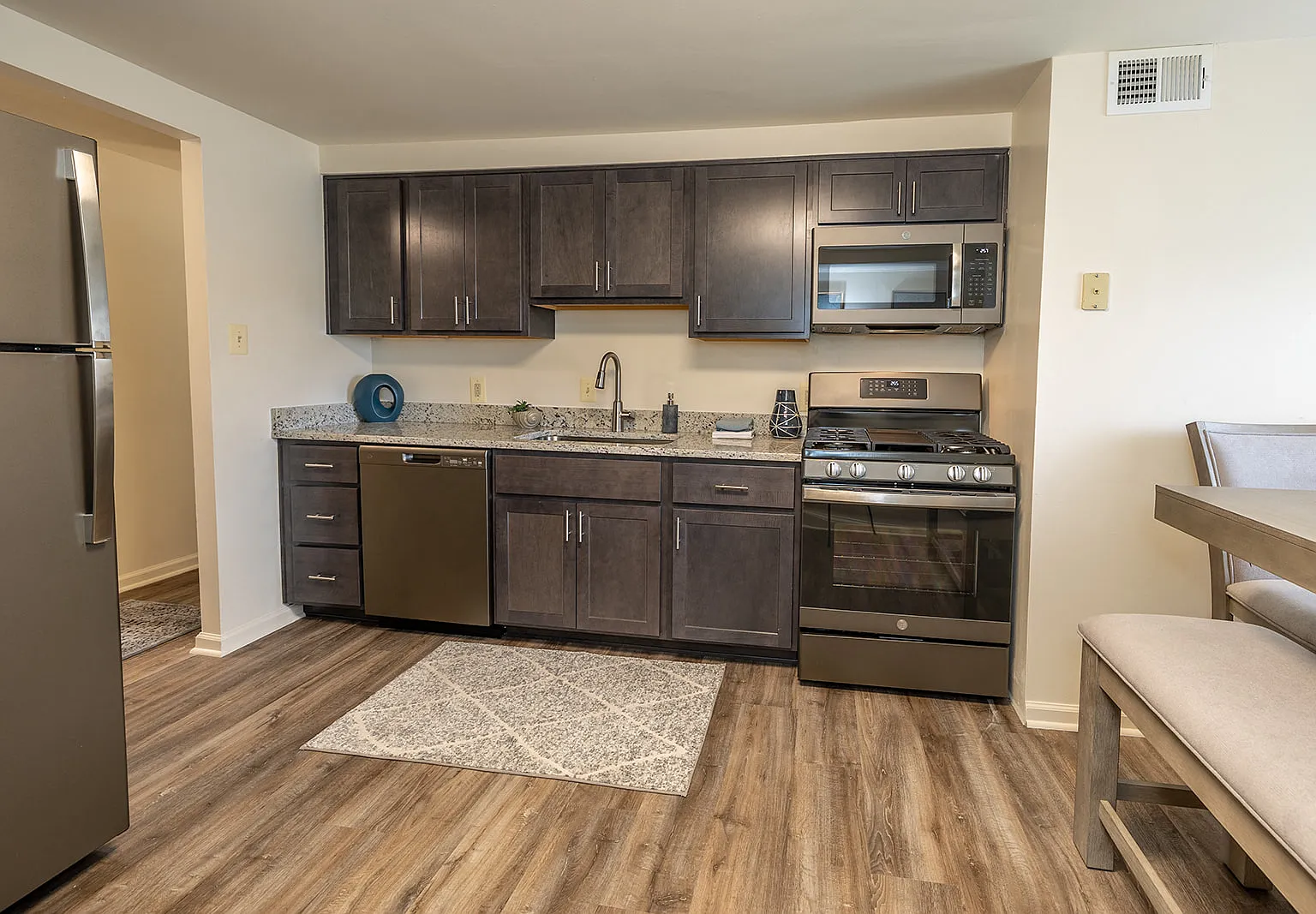 Windsor House Apartments — Photo 1