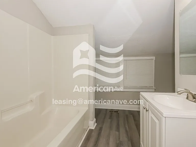 1504179_008_wm_-_main_bathroom_13004295.jpg