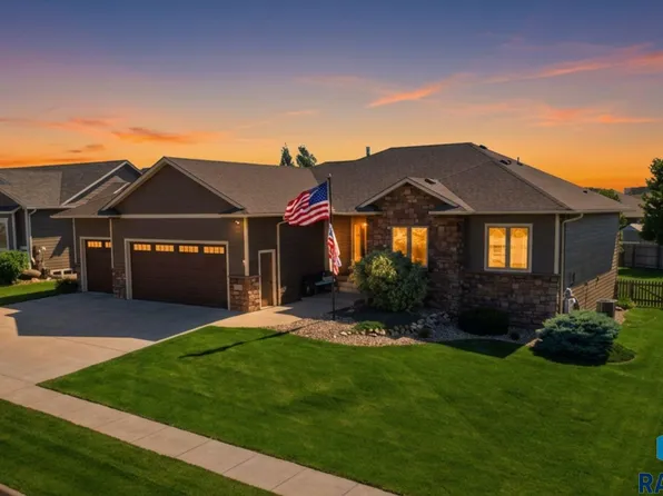 2405 S Durango Cir, Sioux Falls, SD 57110