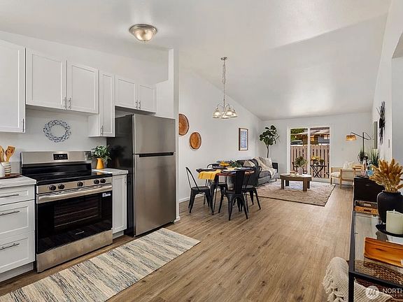 4th image of 3305 Hollywood Ave #A