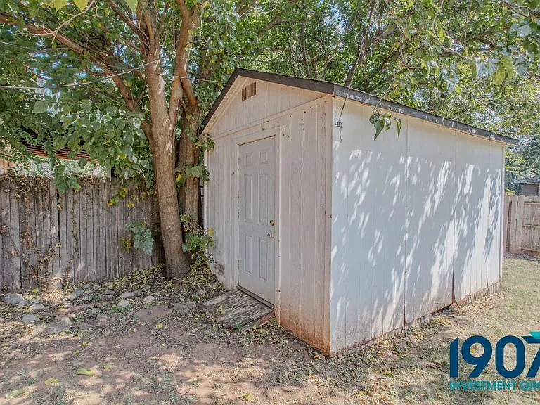 616 Redstone Ave — Photo 24