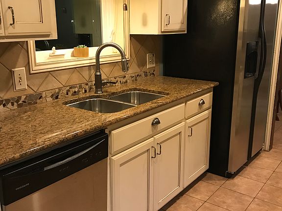 4th image of 301 Chimney Rock Dr