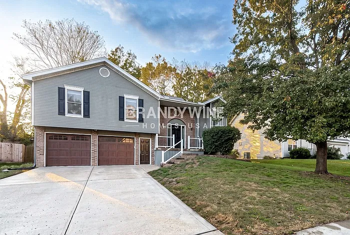 4 bed, 2.5 bath, 1946 sqft, $2,424 — Photo 2