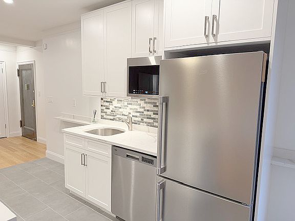 4th image of 37 W 72nd St #4D