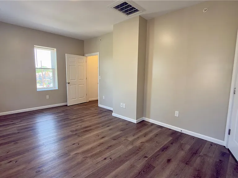 801 W Broad #4 — Photo 11
