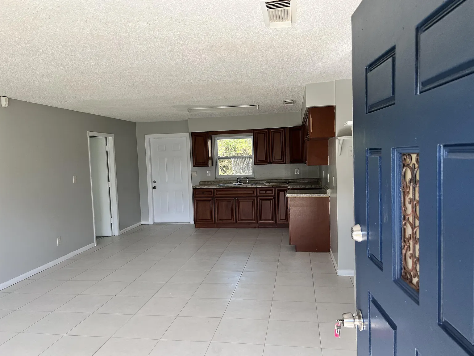 1910 Juanita Ave - 1 — Photo 2
