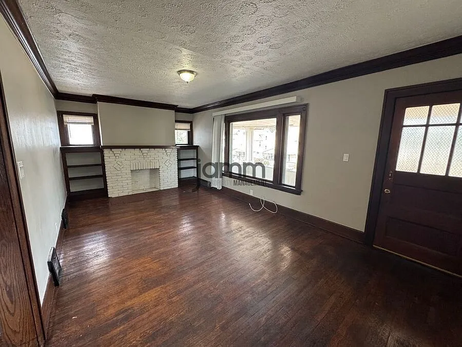 3-Bedroom, 1-Bath Duplex Apartment with a Versatile Bonus Room in Cleveland! — Photo 3