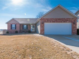 1190 Larkspur Dr, Mascoutah, IL