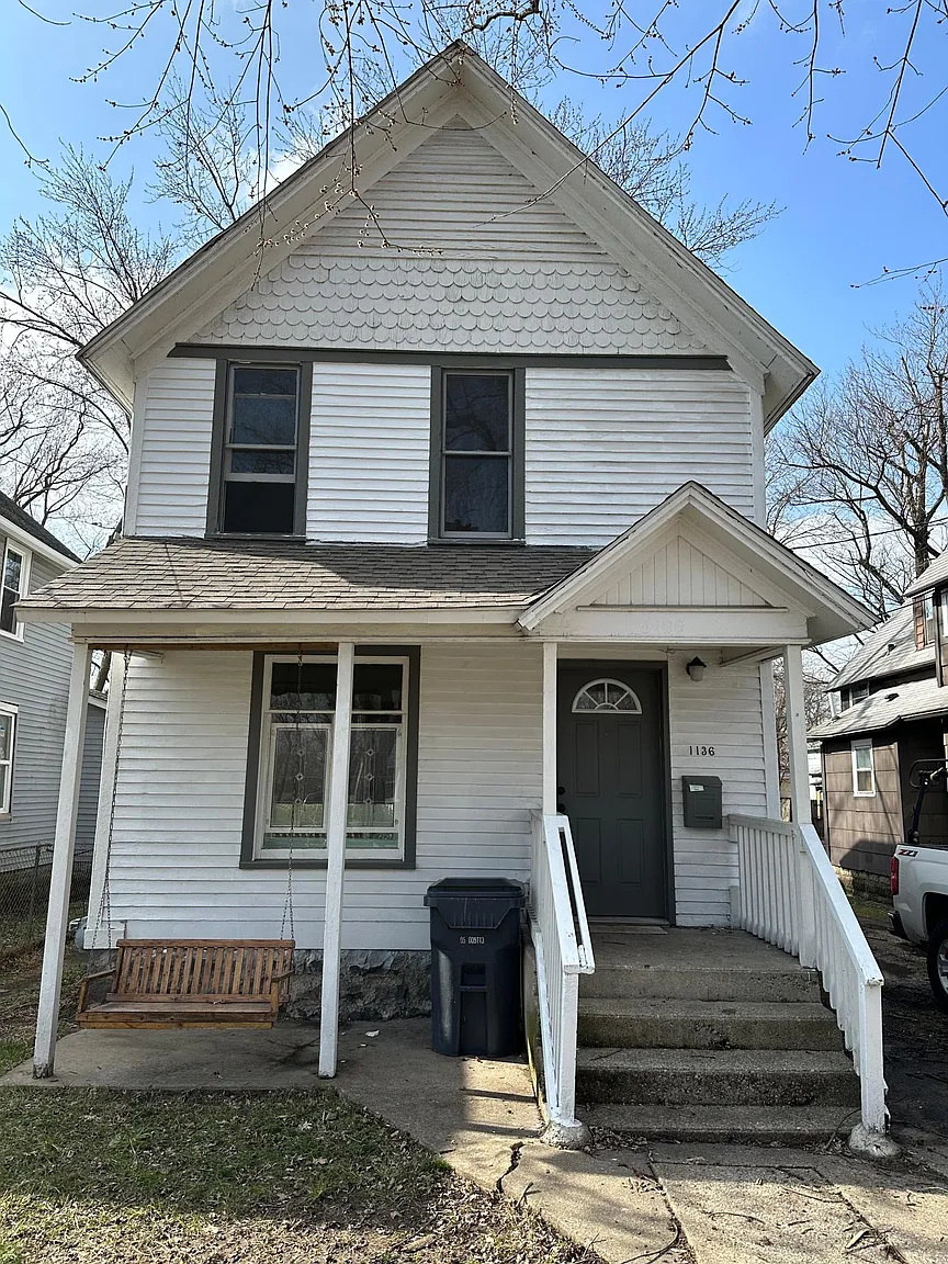 1136 Division St photo 1