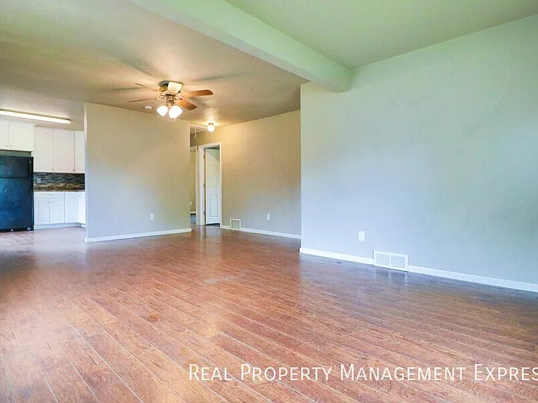 2905 E 19th St — Photo 5