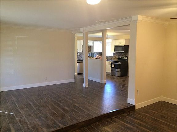 3rd image of 819 Milam Dr