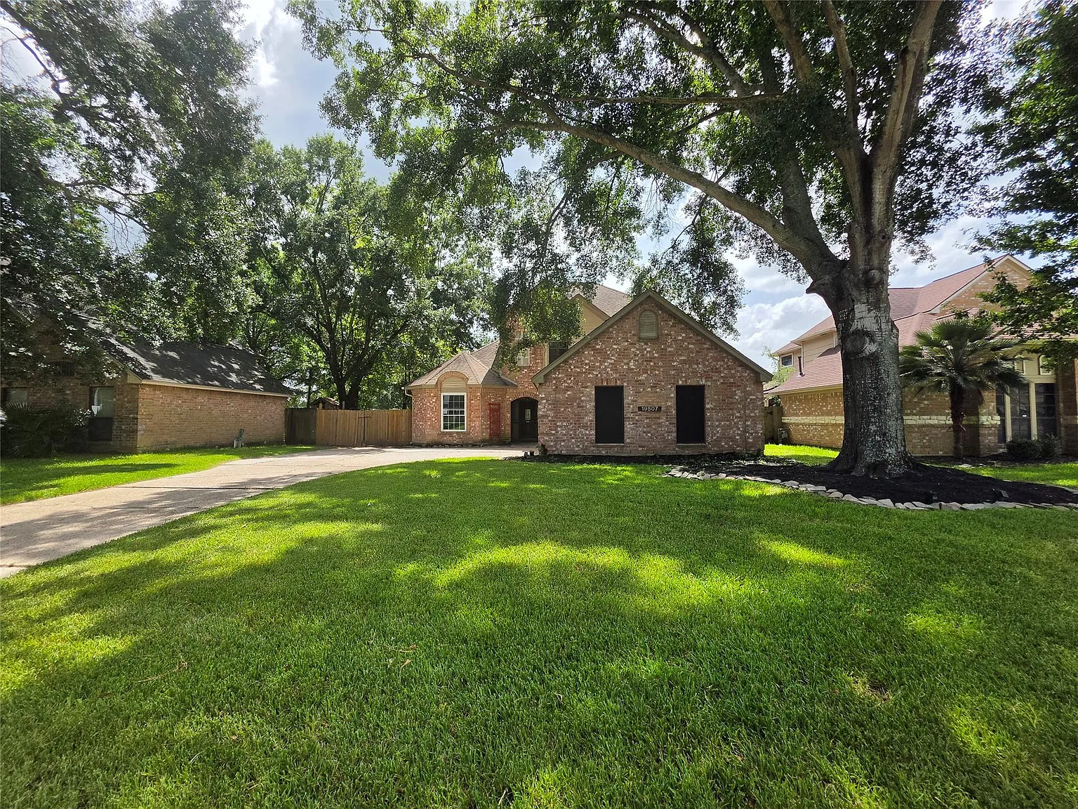 3 bed, 2.5 bath, 2350 sqft, $2,350 — Photo 1