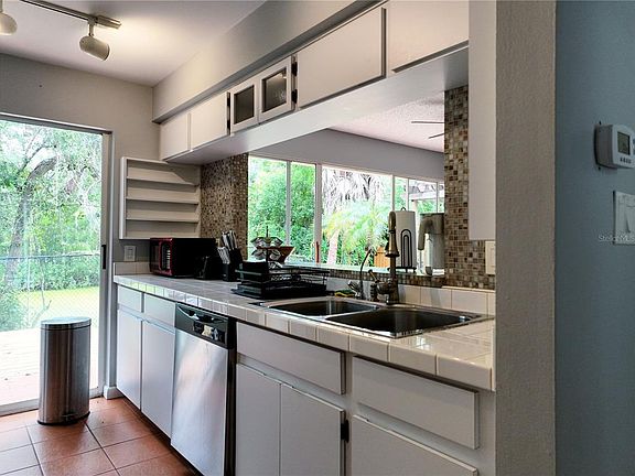 4th image of 111 OAK LEE DRIVE