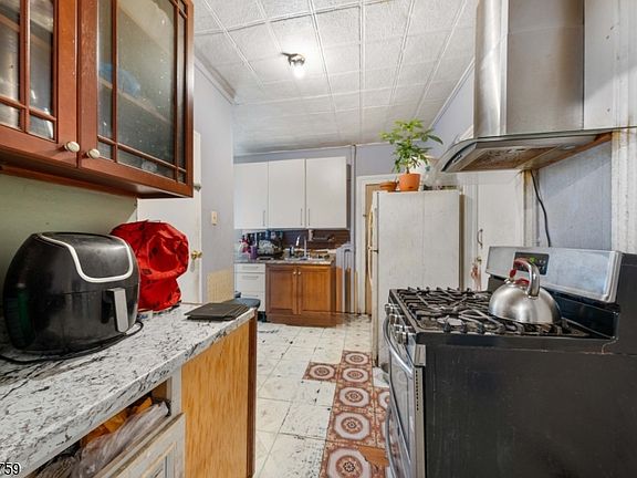 5th image of 610 Main St