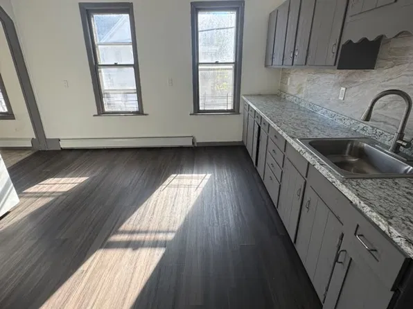 52 Elizabeth St #202, Amsterdam, NY 12010