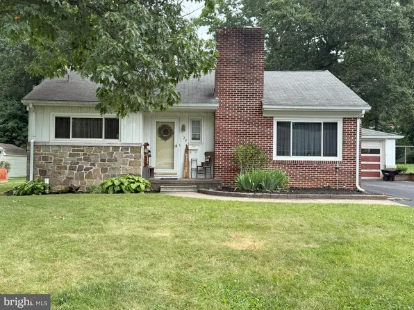 129 Locust St, Pleasant Gap, PA 16823