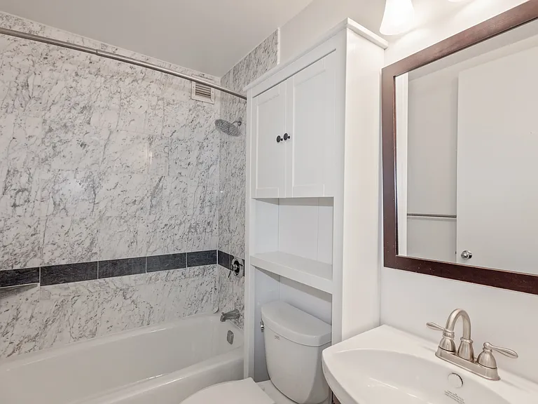 236 E 47th St #17B — Photo 5