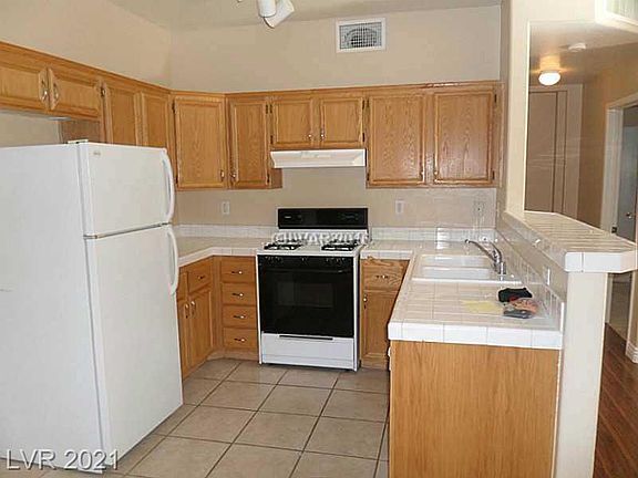4th image of 2110 N Los Feliz St #1053