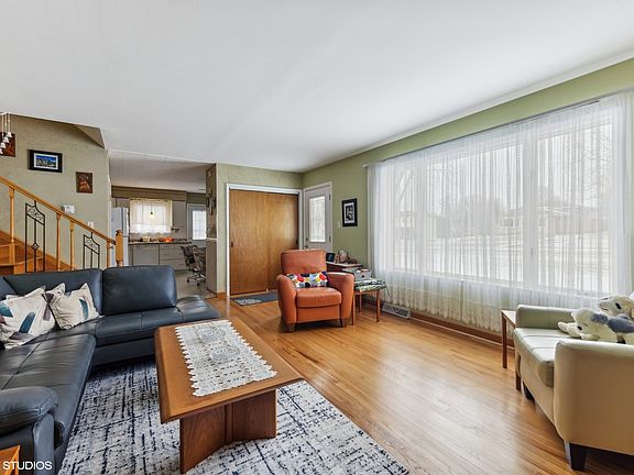 4th image of 567 Coolidge Ave