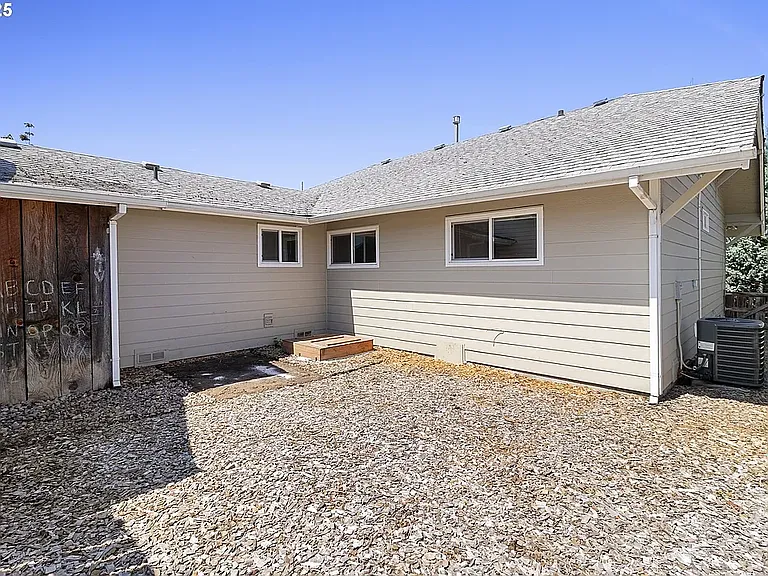 213 Engle Ave — Photo 2
