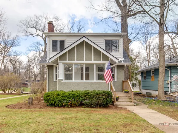 300 E Sheridan Pl, Lake Bluff, IL 60044