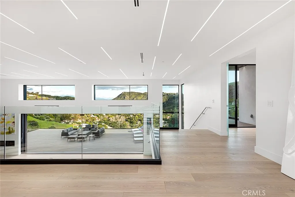 5 bed, 5700 sqft, $26,000 — Photo 4