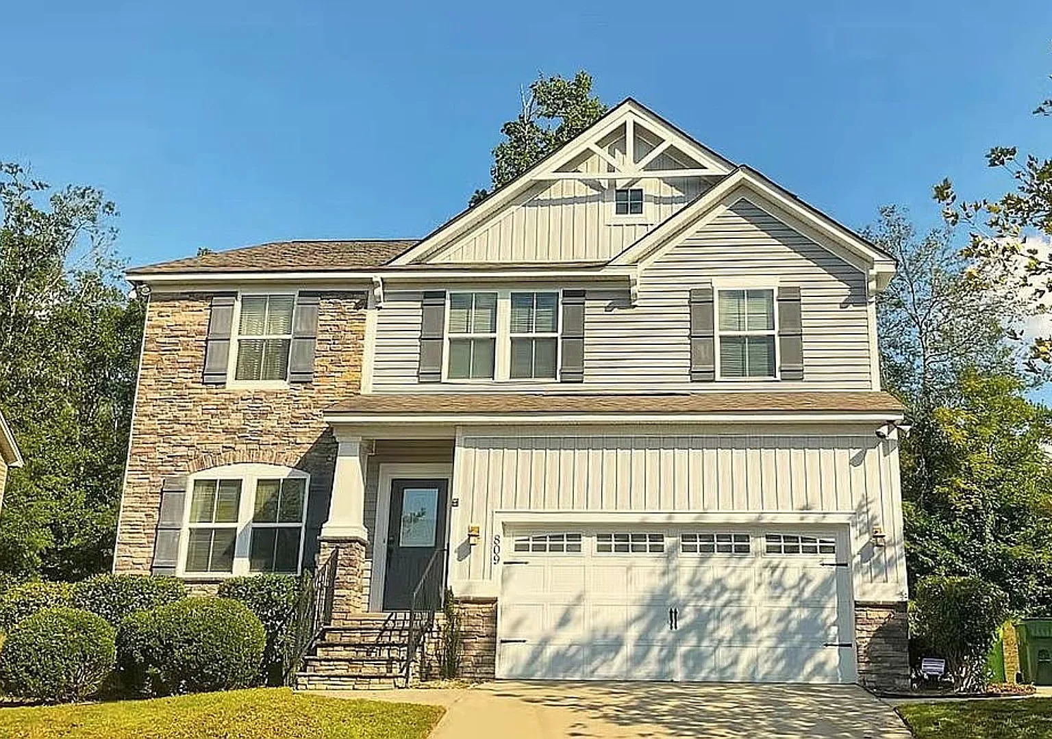 3Bed/2.5Bath 2688 sq ft home located in Stonington — Photo 1