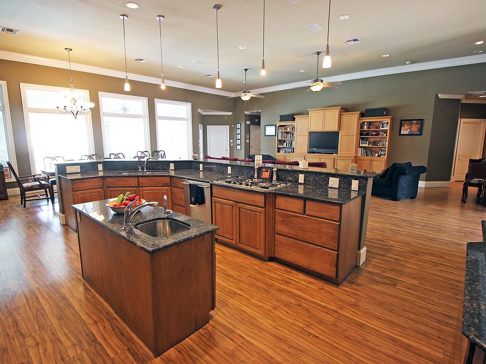 1st image of 131 Oak Manor Ln